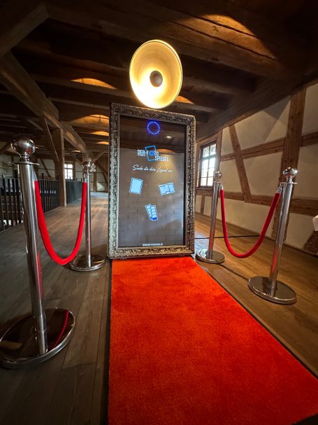 Fotospiegel mit Absperrung und rotem Teppich für hochwertige Events in Rottweil