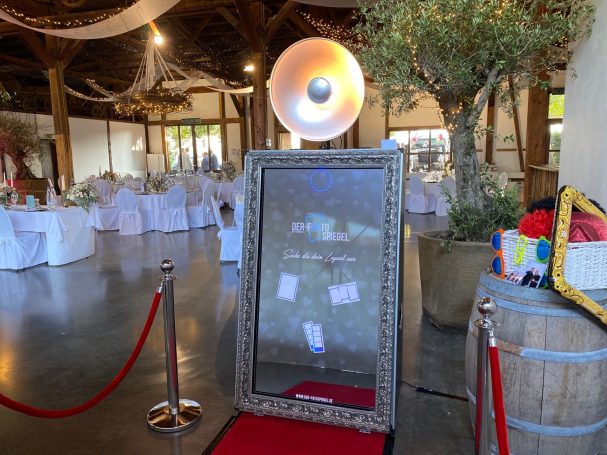 Fotospiegel mit rotem Teppich als Highlight für Events in Rottweil